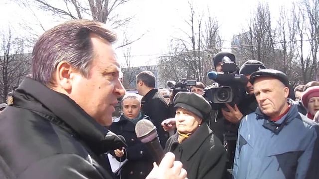Донецк. 21 марта. Представитель Нацбанка общается с вкладчиками Форум Банка, ч. 1