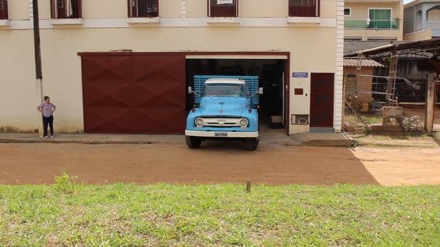 1951 Ford Custom DeLuxe Tudor & 1956 Ford Big Job ... смотреть онлайн