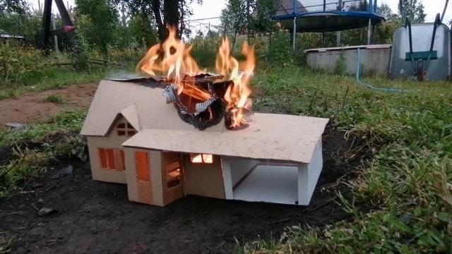 Горит дом с гаражом из картона! | A house with a cardboard garage is on fire! смотреть онлайн