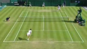 Теннис -WIMBLEDON 2009 - MICHAEL LLODRA врезается в помощниц