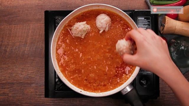 Из капусты и риса - полезные и совсем недорогие тефтели в томатном соусе смотреть онлайн