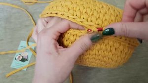 Соединение двух половинок круглой сумки из трикотажной пряжи