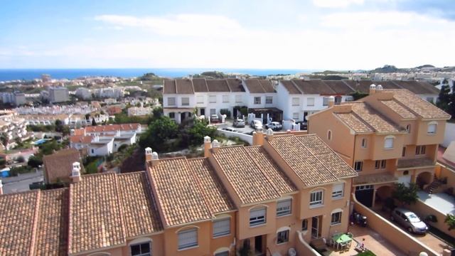 Вид на Бенальмадену с канатной дороги. смотреть онлайн