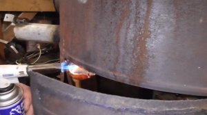 Печь для гаража из 200 литровой бочки.  Закладка дровами и растопка.