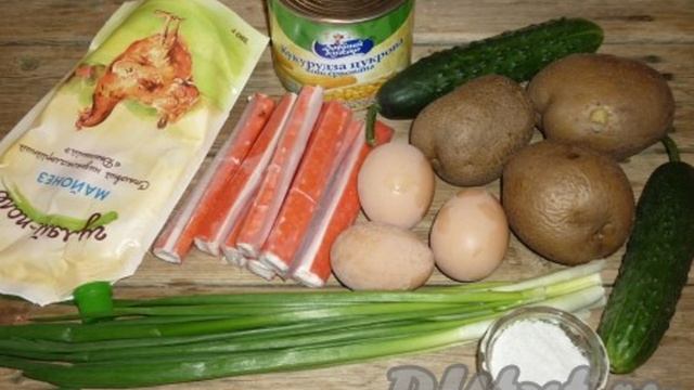Крабовый салат с картошкой и кукурузой