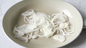 Салат из свеклы с чесноком.