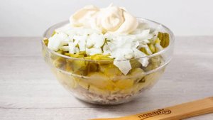 Салат с рыбой горячего копчения и картофелем