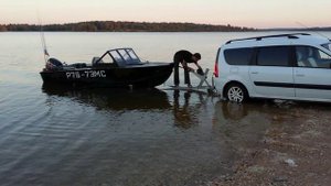 Подъём лодки из воды на Lada Largus