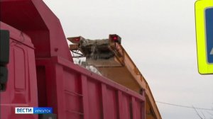 Очищать дороги после снегопадов продолжают в Иркутске