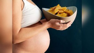 10 САМЫХ ОПАСНЫХ ПРОДУКТОВ ПИТАНИЯ ДЛЯ БЕРЕМЕННЫХ | Чего не стоит есть когда беременна