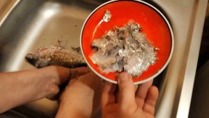 Как быстро почистить рыбу ?