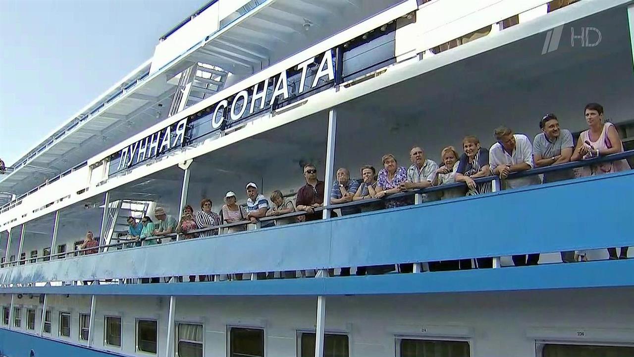 пассажирский корабль. круиз на пароходе. теплоход тимирязев капитан. теплоход тихий дон казань. пассажиры теплохода.