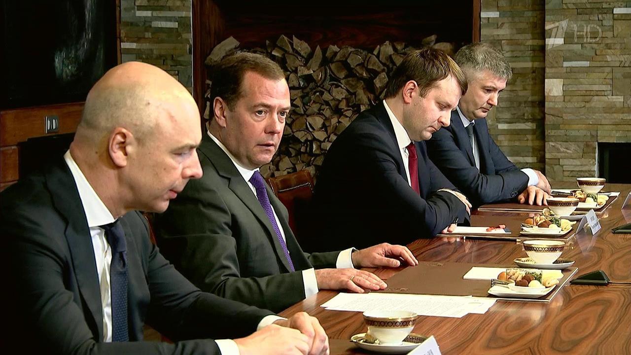 Медведев показал карту россии. Совещание.