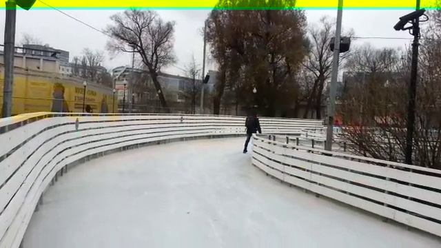 На коньках