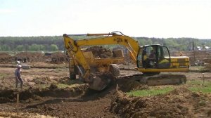 Экскаватор JCB JS220LC грузит самосвал Volvo A30E часть 1