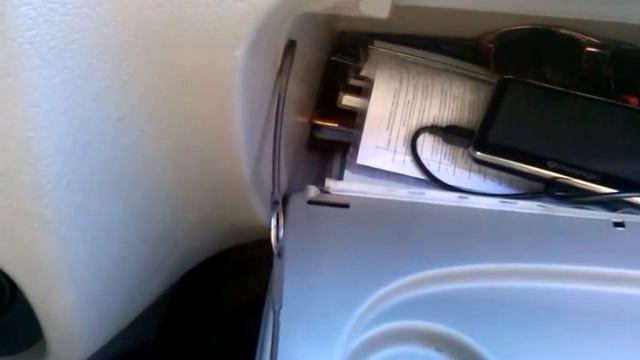 "Ремонт" сломанного ограничителя бардачка Renault Sybmol смотреть онлайн