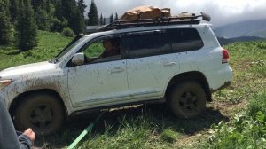Toyota Land Cruser 200 в горах Казахстана.