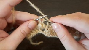 Вяжем узор "Диагональный ажур с шишечками" спицами.