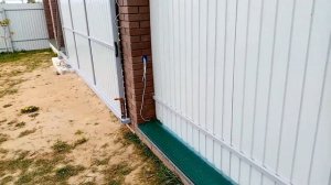 Забор из кирпича и откатные ворота, пример работы