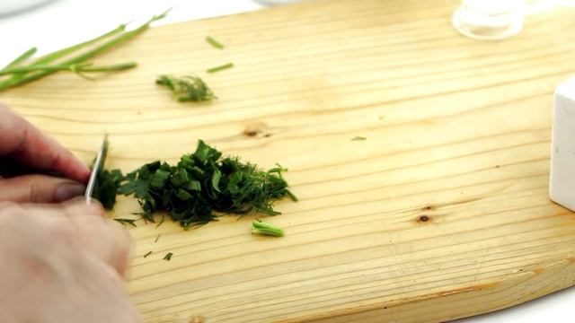 Омлет с колбасой и сыром — видео рецепт