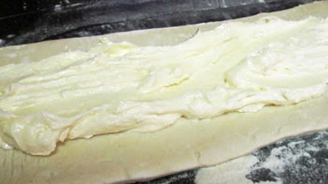 Творожный пирог из слоеного теста