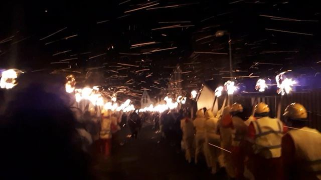 Участники факельного шествия кораблей викингов в Скаллоуэе, Шетландские острова, Шотландия.