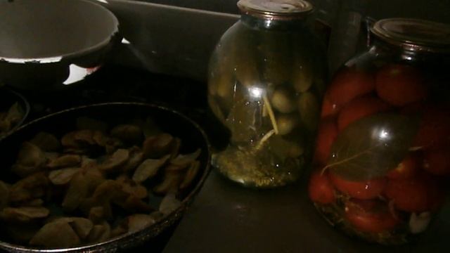 Жарю картошечку, а к ней по банке огурцов и помидоров смотреть онлайн