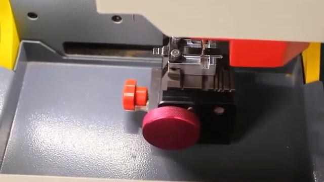 Нарезка ключей HU66 на станке SEC E9 в специальном адаптере . смотреть онлайн