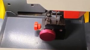 Нарезка ключей HU66 на станке SEC E9 в специальном адаптере .