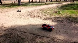 Гонки, зелёная ZWN 16102, красная JJRC Q130. Racing rc cars, green ZWN 16102, red JJRC Q130.