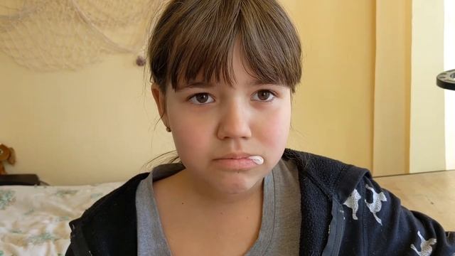 Настя вырывает зубик самостоятельно - получиться или нет? Смелый поступок! смотреть онлайн