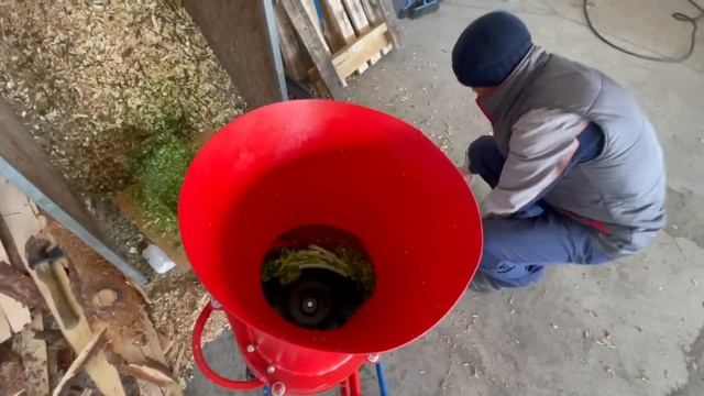 Видео работы Овощерезка ОВ-250 (переработка зелени и сельдерея)