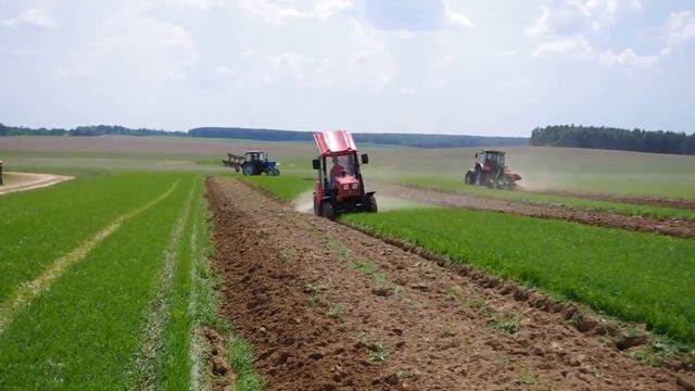 Трактор МТЗ Беларус 320.4 пашет в поле, мини трактор МТЗ мощностью 36 сил
