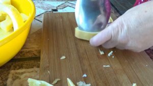 Чистим кабачок, у которого очень толстая кожура