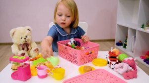 Маша играет с машинкой трансформер и кормит игрушки 2018 влог куклы для девочек