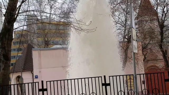 Прорыв трубы на Таганке не хилый фонтан смотреть онлайн