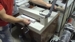 Резак-гильотина Ideal 3905 в работе и готов к эксплуатации продажа
