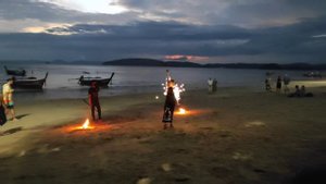 Шоу-огонь! Бесплатное огненное шоу на берегу Андаманского моря, Краби, Аонанг. Таиланд