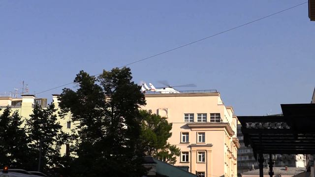 Взлет санитарного вертолета в центре Москвы / Helicopter Eurocopter Ec-145 смотреть онлайн