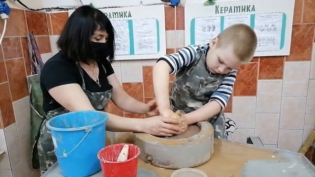 Обучение ребенка центровке глины на гончарном  круге