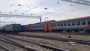 Электропоезд ЭД9Э-0062 сообщением Карамыш-Тарханы отправляется со станции Карамыш.
