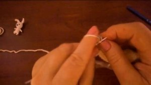 Как связать повязку с козырьком для маленькой куколки