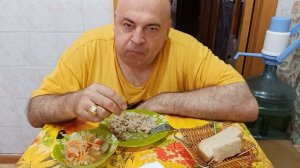 Мукбанг. Перловая каша типа с говядиной и армянский салат. Разговариваю.