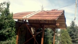 76. Беседка с деревянной крышей; декор.