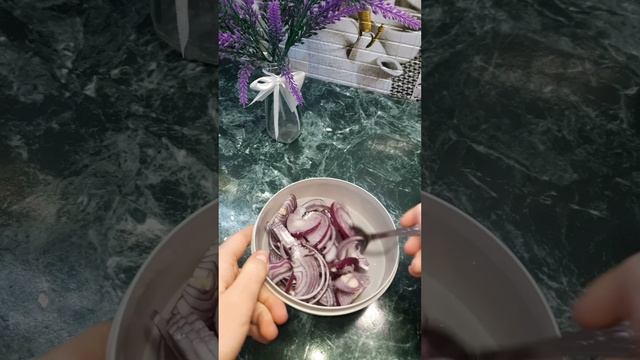 #салат мясной с маринованым луком и сердечками #готовимдома #домашняякухня #вкусныйужин