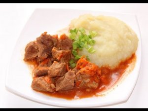 Вкусная мясная подлива из говядины в мультиварке, тушеное мясо в томатном соусе