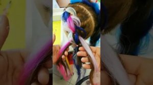 Прическа: косички 3D с канекалонами.