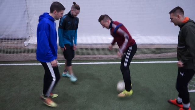 РАЗБИЛ ГОЛОВУ ПЕРЕД НОВЫМ ГОДОМ?! / ИГРАЕМ В ФУТБОЛ МЯЧОМ ИЗ ЛЬДА! смотреть онлайн