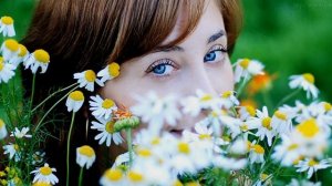 НА РОМАШКЕ Я ГАДАЛА........