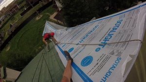 Монтаж кровли из поликарбоната промышленными альпинистами.